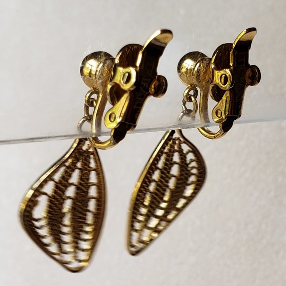 TRIFARI Gold Tone Filigree Leaf Clip On Earrings - Picture 7 of 8